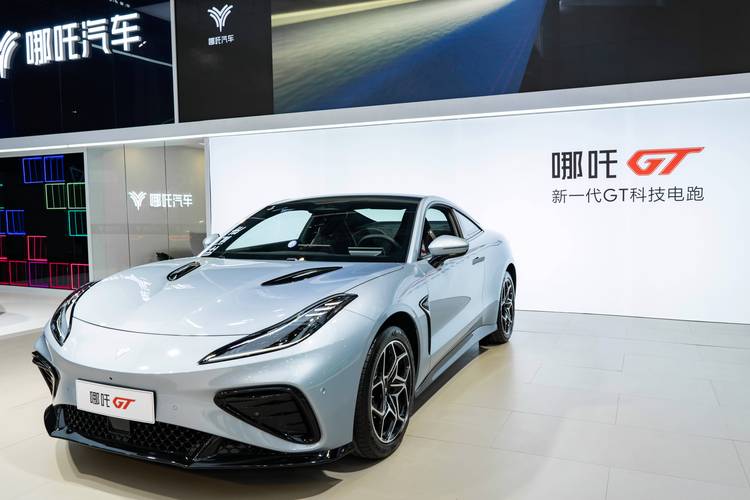 佛山178哪吒汽车在智能汽车领域的表现，领途汽车在新能源汽车市场中的影响力